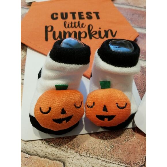 Halloween & Thanksgiving Baby 0-12mon 3 Piece Set Hat Bib Socks Lot of 2 - Picture 4 of 10